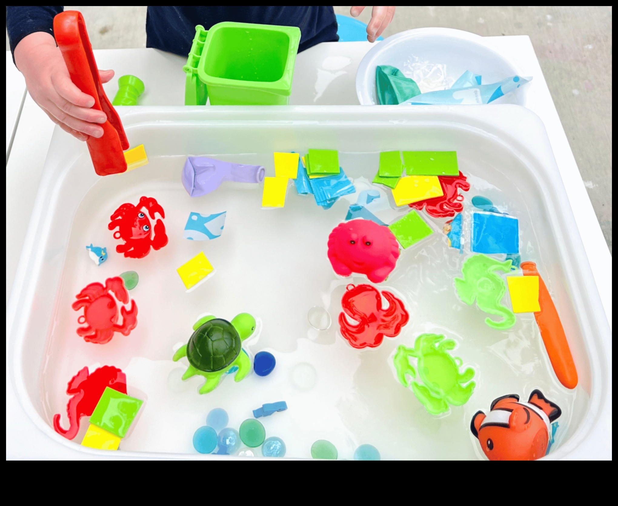 Sensory Bin Bliss: loominguline laste isetegemine sensoorseks uurimiseks